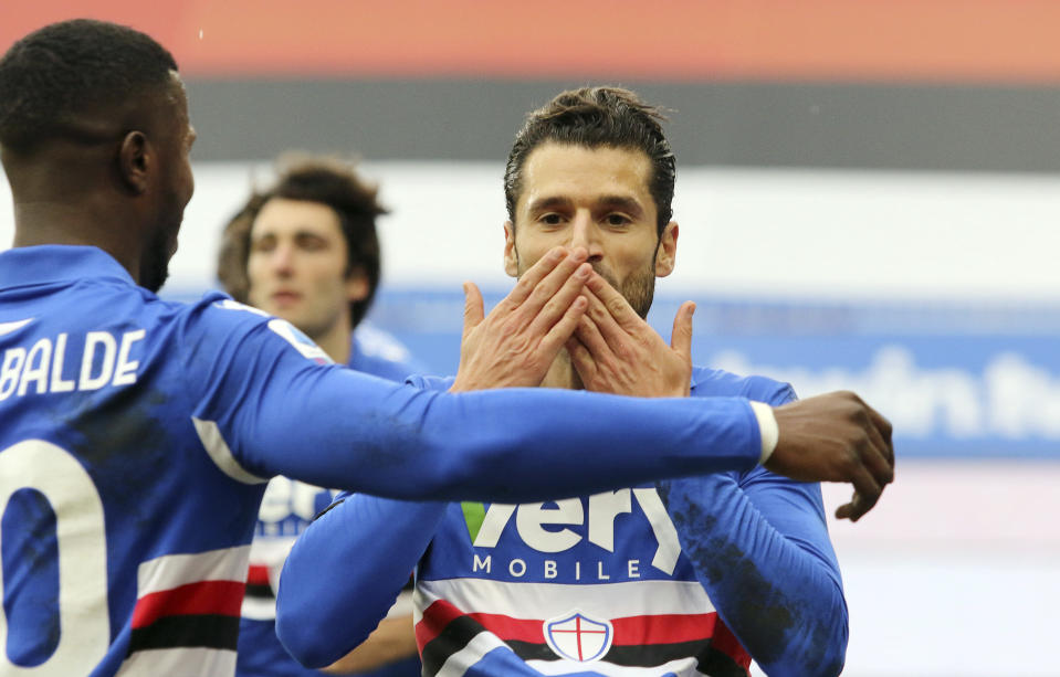 Antonio Candreva de la Sampdoria tras anotar un gol de penal en el partido contra el Inter de Milán por la Serie A italiana, el miércoles 6 de enero de 2021. (Tano Pecoraro/LaPresse vía AP)