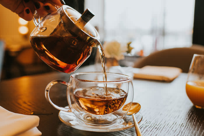 mujer preparando una infusión