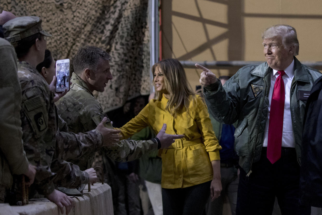 El presidente Donald Trump y la primera dama Melania Trump saludan a los soldados estadounidenses en la base aérea Al Asad, en Irak. (Foto: Andrew Harnik/AP)
