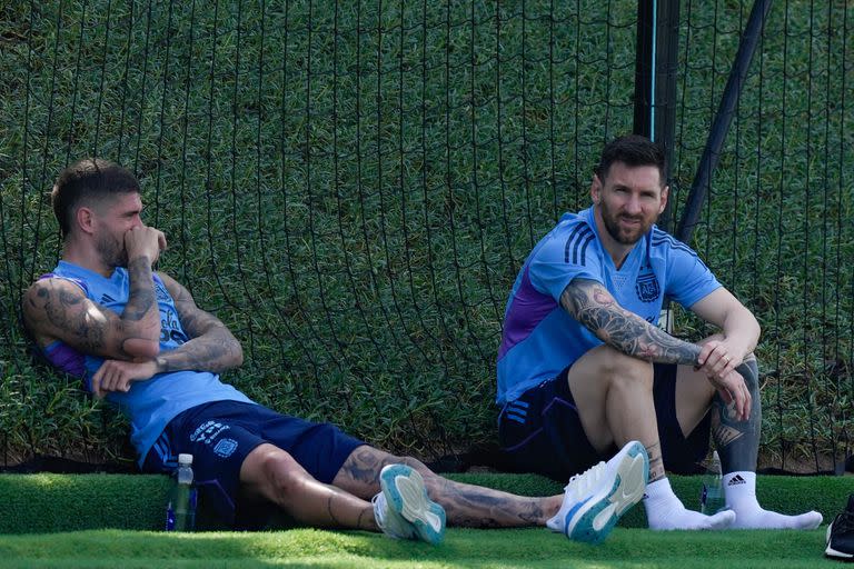 Entrenamiento del seleccionado argentino, tras la victoria ante Mexico, en la universidad de Qatar Lionel Messi 
Rodrigo De Paul 