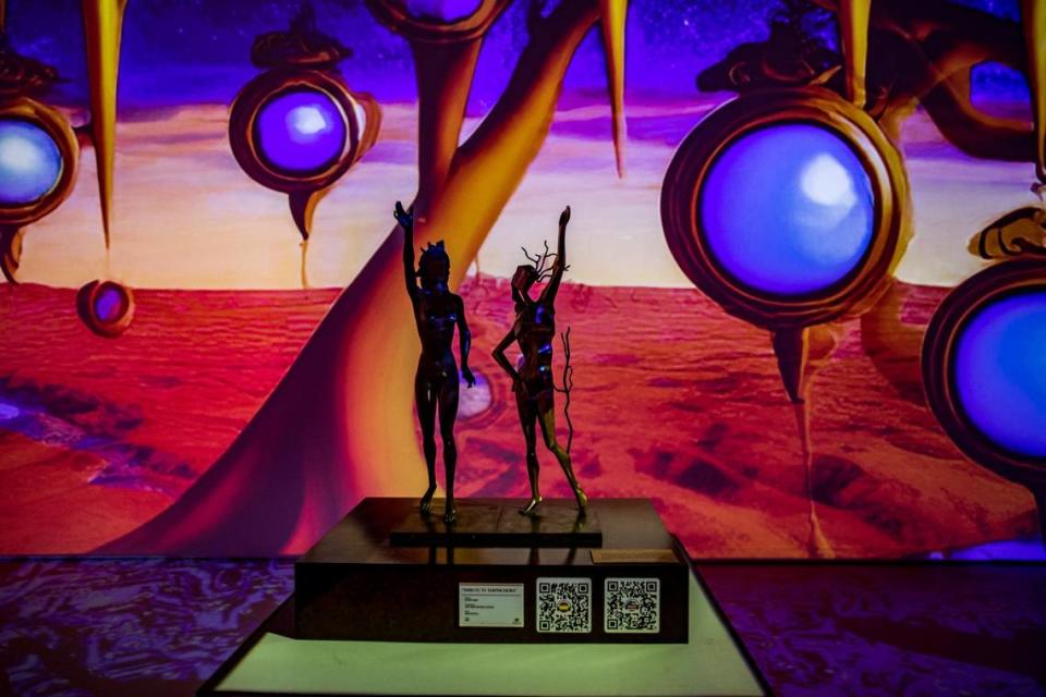 Vista de la obra "Tributo a la Terpsícora" (de frente) y proyecciones de piezas del maestro del surrealismo Salvador Dalí, parte de la exposición Surreal 360: A Salvador Dalí Experience, que se exhibe en el Palacio de Hielo de Miami. Esta exposición muestra más de 200 obras originales de Dalí, entre las que se incluyen obras gráficas, esculturas, grabados y mucho más; además, los visitantes tendrán la oportunidad de darle vida al arte con realidad aumentada y sumergirse en el mundo surrealista de Dalí. (Miércoles 1 de marzo de 2023).
