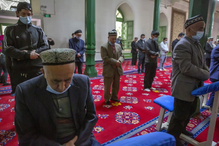 Uigures y otros rezan durante los servicios en la mezquita Id Kah en Kashgar, en la región de Xinjiang, en el extremo occidental de China, el 19 de abril de 2021. (Foto AP/Mark Schiefelbein, Archivo)