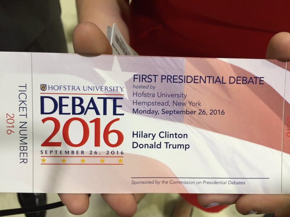 El error en el nombre de Hillary en las entradas conmemorativas del debate: Los tickets conmemorativos del primer debate quedaron registrados con un error. En lugar de escribir Hillary aparece “Hilary”. Un portavoz de la Comisión de Debates Presidenciales dijo que el error ocurrió sólo en boletos conmemorativos y no en los oficiales. El error fue reportado por Sirius XM Política, que compartió una imagen de una entrada en Twitter. Foto: @SXMPolitics.