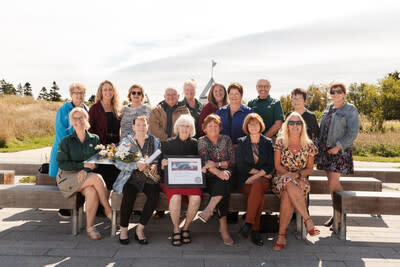 Marie-Laure Rochefort, surrounded by other recipients of the Parks Canada 2024 CEO Award of Excellence in the Spirit of Collaboration category.

Photo : Précision Photo (CNW Group/Parks Canada (HQ))