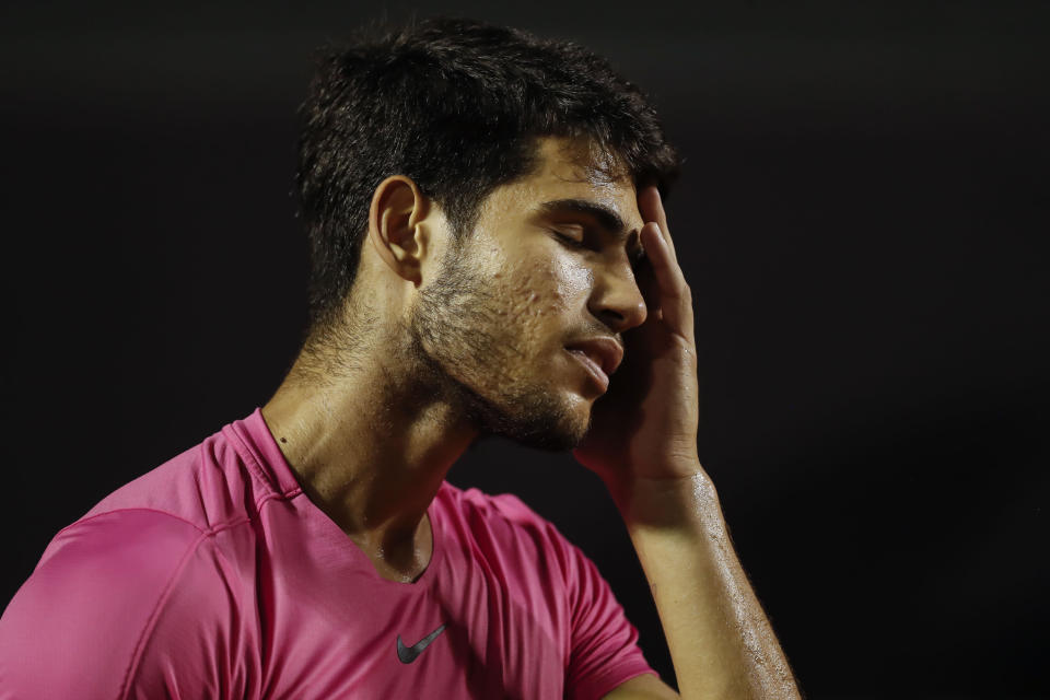 El español Carlos Alcaraz se lleva una mano al rostro en la final del Abierto de Río de Janeiro, el domingo 26 de febrero de 2023 (AP Foto/Bruna Prado)