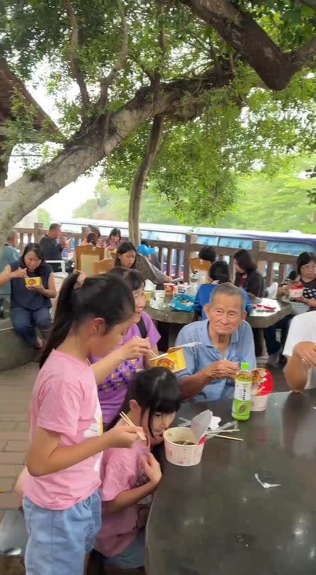 到彰化芬園大竹村的「福榕宮」吃泡麵的遊客眾多，假日更是遊覽車一車一車載來，平均每日要吃掉800碗。(圖／翻攝畫面)
