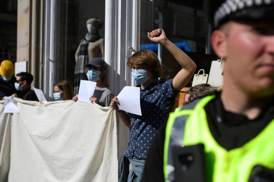 <div class="inline-image__caption"><p>Anti-Royalist protesters hold up blank placards in a demonstration against the way their protests are being policed, in Edinburgh on September 13, 2022, following the death of Queen Elizabeth II on September 8. - British police faced criticism from civil liberties groups on Tuesday over their treatment of anti-monarchist protesters who have publicly challenged King Charles III's accession to the throne and the groundswell of public support for the royal family. </p></div> <div class="inline-image__credit">OLI SCARFF / Getty </div>