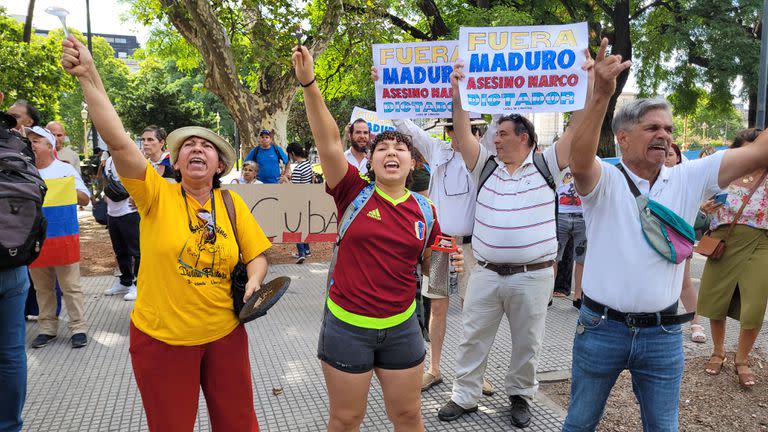 María de los Ángeles Mosquera y Rebeca Mendoza Mosquera (madre e hija) lideraron la protesta en contra de la llegada de Maduro