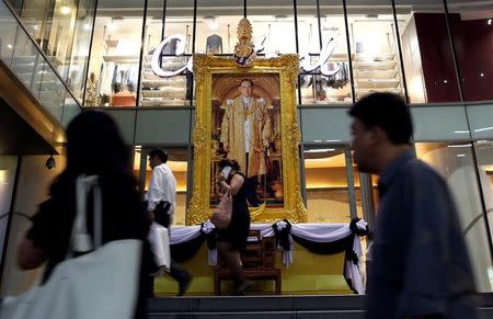 A portrait of Thailand's late King Bhumibol Adulyadej is displayed for mourning at a shopping mall in Bangkok, Thailand October 14, 2016. REUTERS/Issei Kato