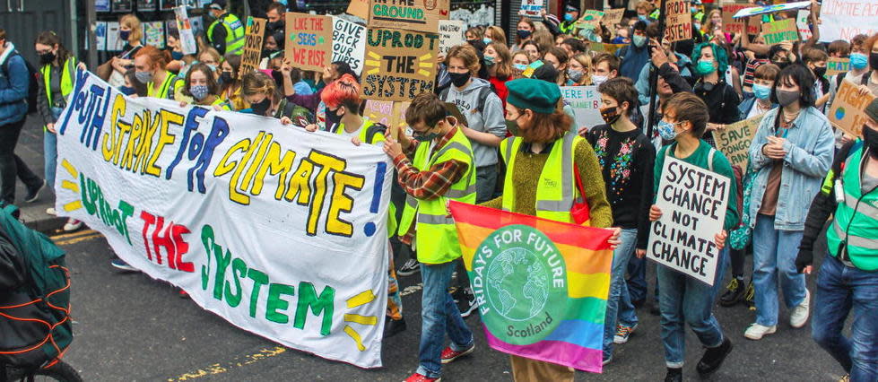 Des jeunes manifestent pour le climat, ici à Glasgow.
