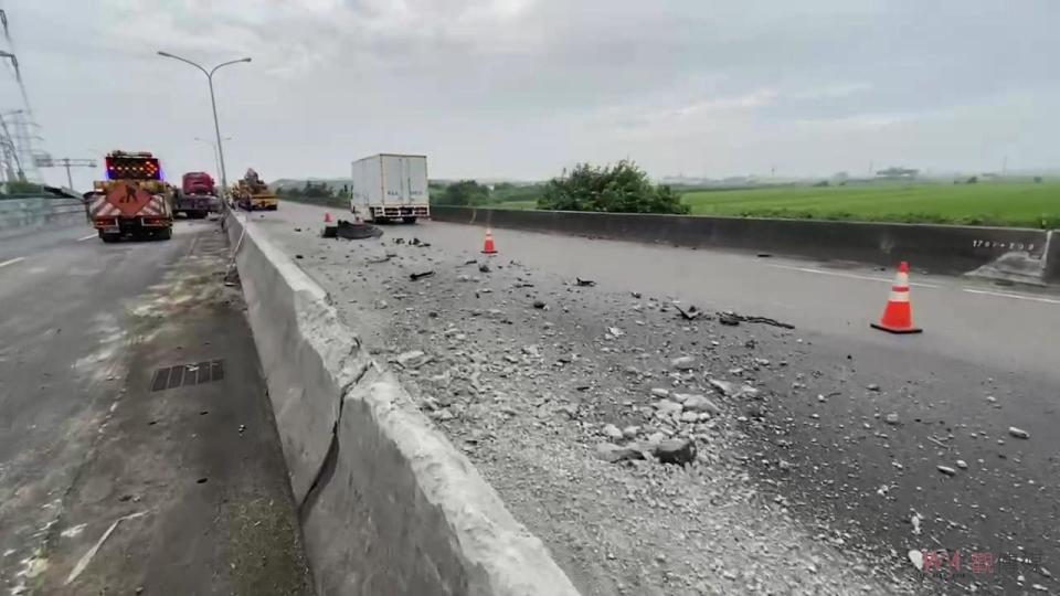 ▲台61線西濱快速道路彰化伸港北上路段，發生一輛載有H型鋼的聯結車翻覆事故，警方通知工務段進散落行H鋼吊離。（記者陳雅芳攝）