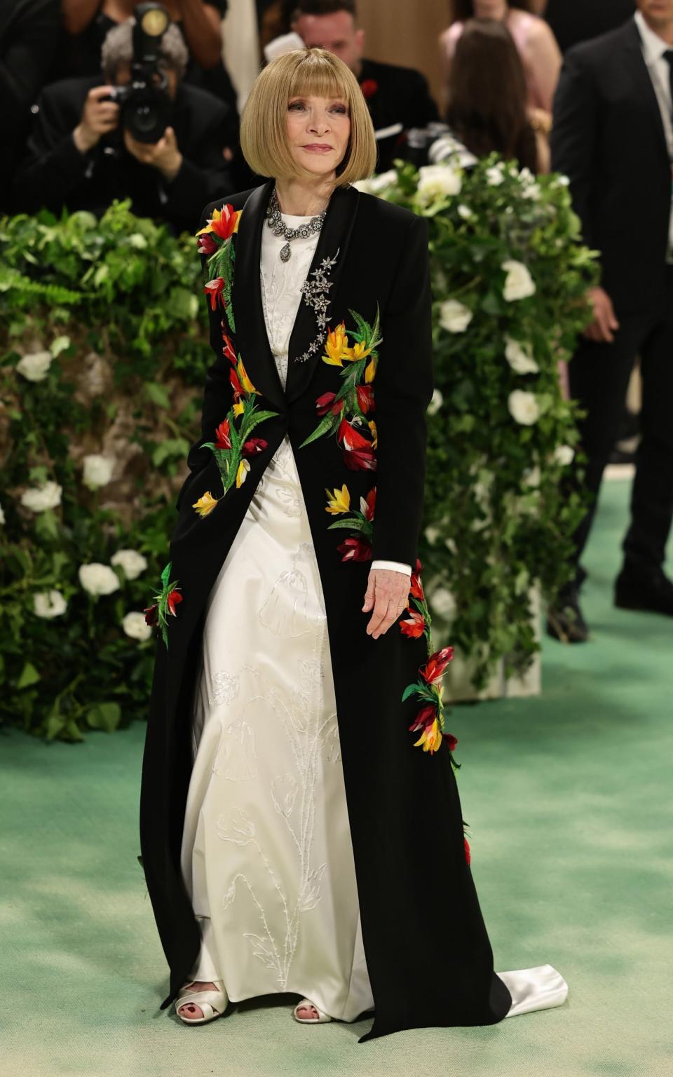 Η Anna Wintour φορά ένα παλτό διακοσμημένο με λουλούδια