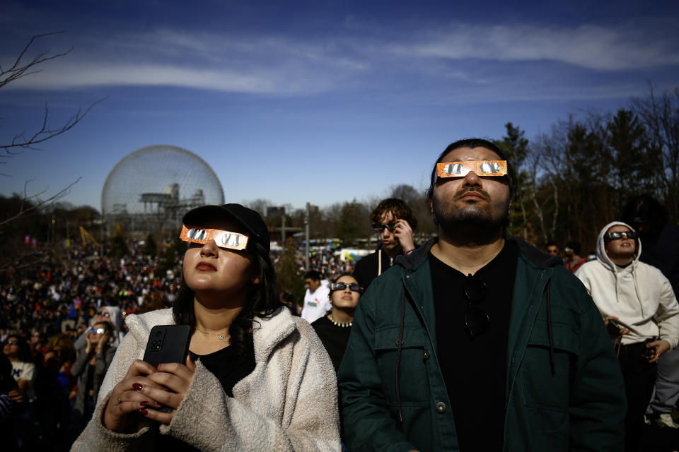 Kanada, Montreal: Der Blick der meisten Menschen in Mexiko, den USA und Kanada richtete sich am Montag gen Himmel. (Foto: Serkan Senturk/ZUMA Press Wire/dpa)

