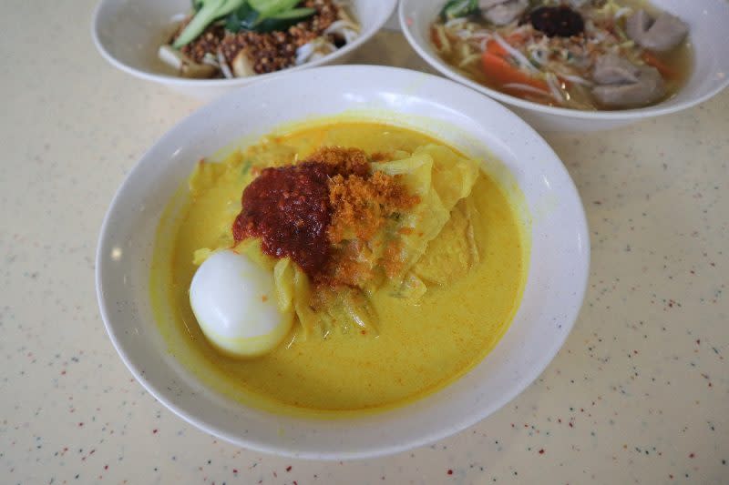 ali corner - lontong