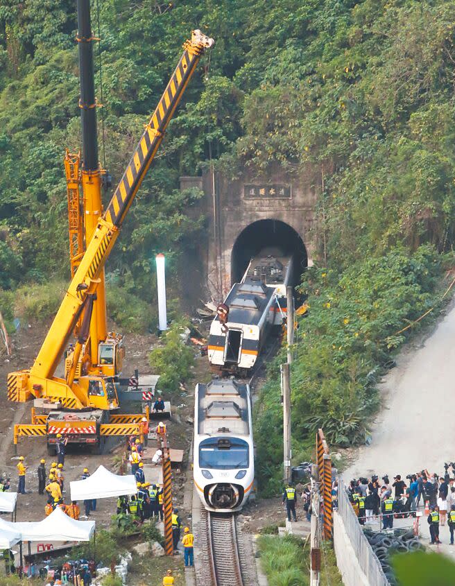 2021年4月2日台鐵太魯閣號發生出軌事故，造成49人死亡、213人輕重傷。運安會10日公布最終調查報告，提出5個異常事件，導致這場「台灣史上最嚴重的鐵路意外」。（趙雙傑攝）