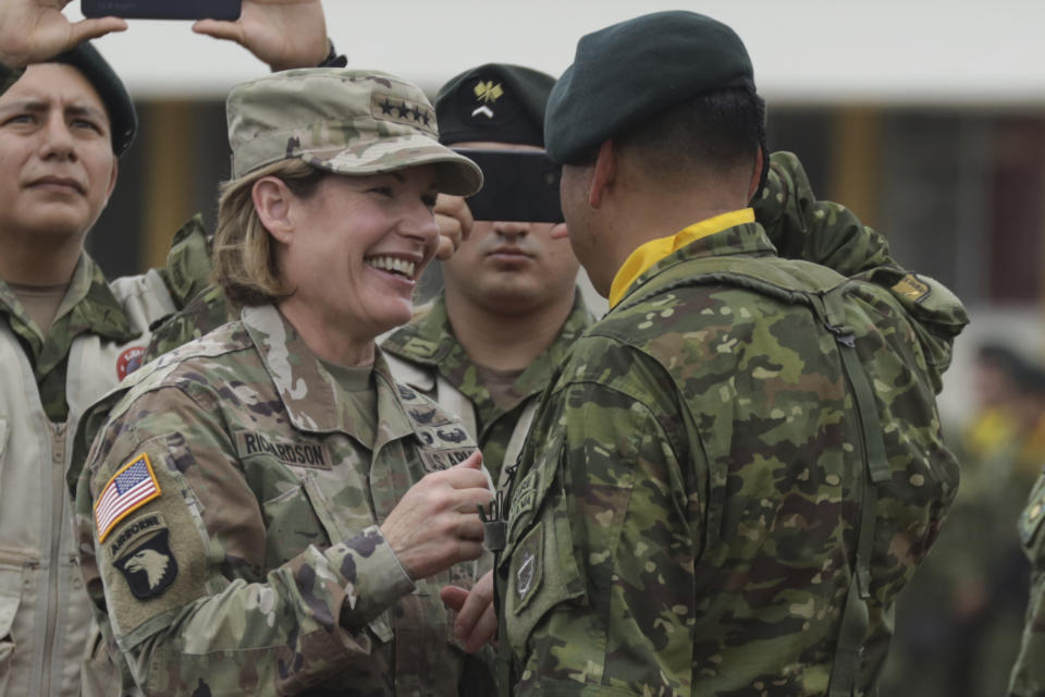 La comandante del Comando Sur de Estados Unidos, Laura Richardson, conversa con un militar en un acto para la donación de equipamiento de seguridad y para desastres naturales de Estados Unidos a las Fuerzas Armadas de Ecuador, en Guayaquil, Ecuador, el jueves 25 de enero de 2024. La donación es parte de la cooperación para apoyar la lucha de Ecuador contra la violencia relacionada con bandas de narcotráfico. (AP Foto/César Muñoz)