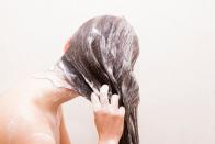 Auch wer zu fettiger Kopfhaut neigt, sollte von "No Poo"-Experimenten absehen. Experten geben zu bedenken, dass der Talg sich gut als Nährboden für Mikroorganismen wie Hefepilze eignet. Wer auf diese Weise ein "seborrhoisches Ekzem" riskiert, muss schlimmstenfalls mit Haarausfall rechnen. Wurde diese Diagnose bereits gestellt, sollte auf jeden Fall Shampoo benutzt werden, und zwar ein medizinisches. (Bild: iStock/esp2k)