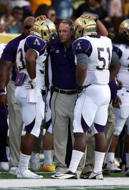 Alcorn State's Jay Hopson talks to LBs Damon Watkins (33) and William Thomas (51) during a game. (USAT)