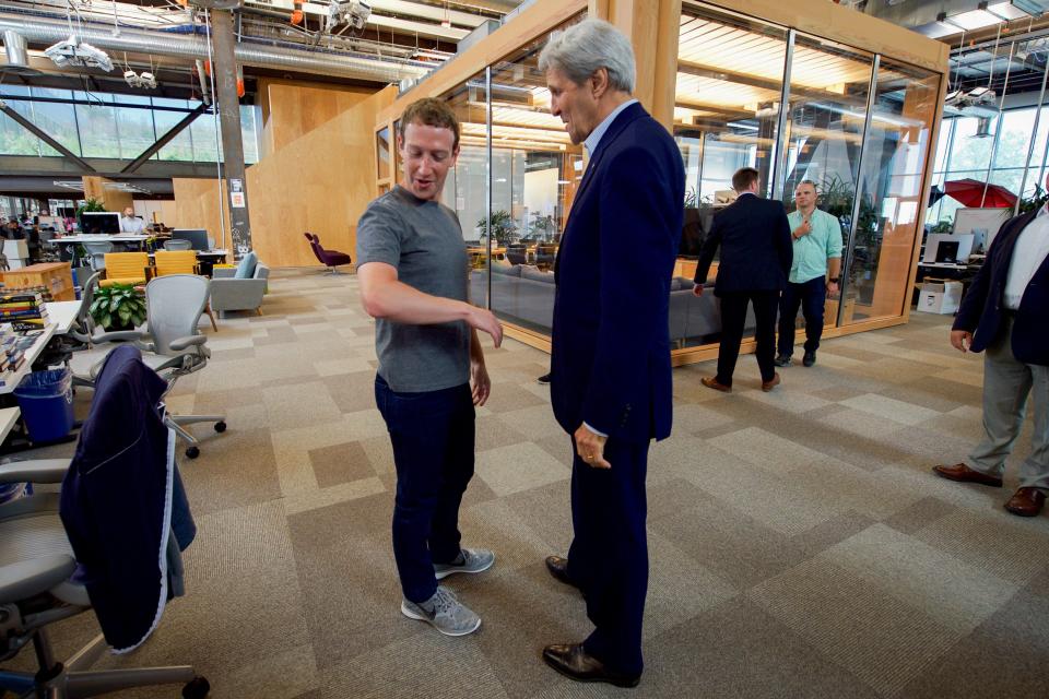 Former&nbsp;Secretary of State John Kerry&nbsp;speaks with Facebook CEO Mark Zuckerberg at Facebook headquarters in 2016 in Menlo Park, California. (Photo: Smith Collection/Gado via Getty Images)