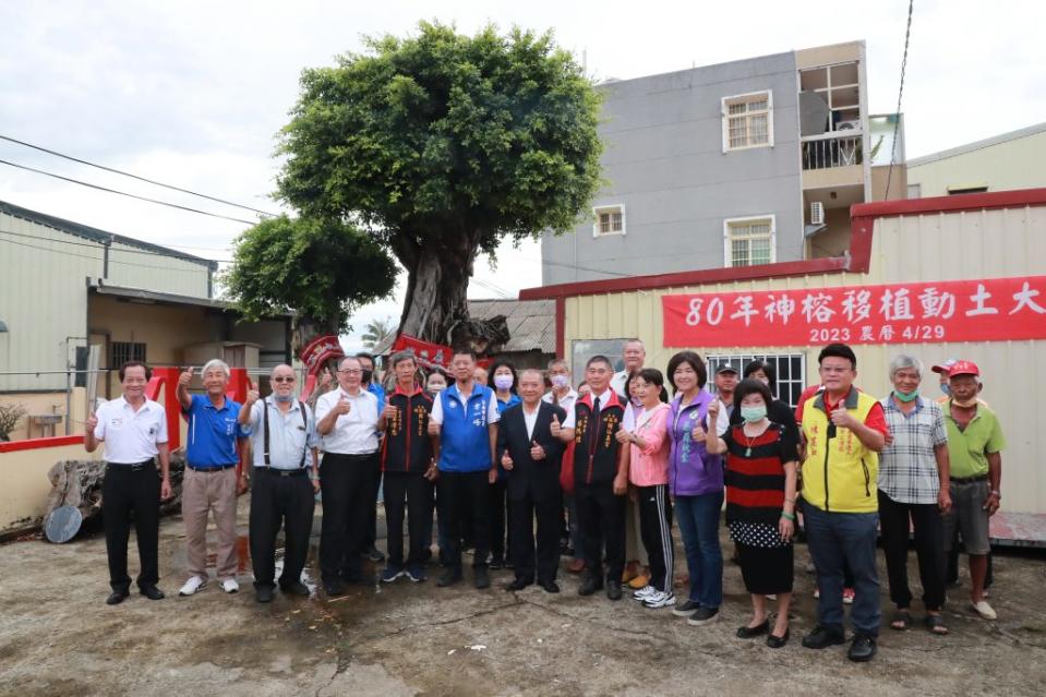 開仙真宮八十年神榕移除大典，十六日在該廟後庭場舉行，多位貴賓參與，大家一起展現護樹的決心。（記者陳俊文攝）