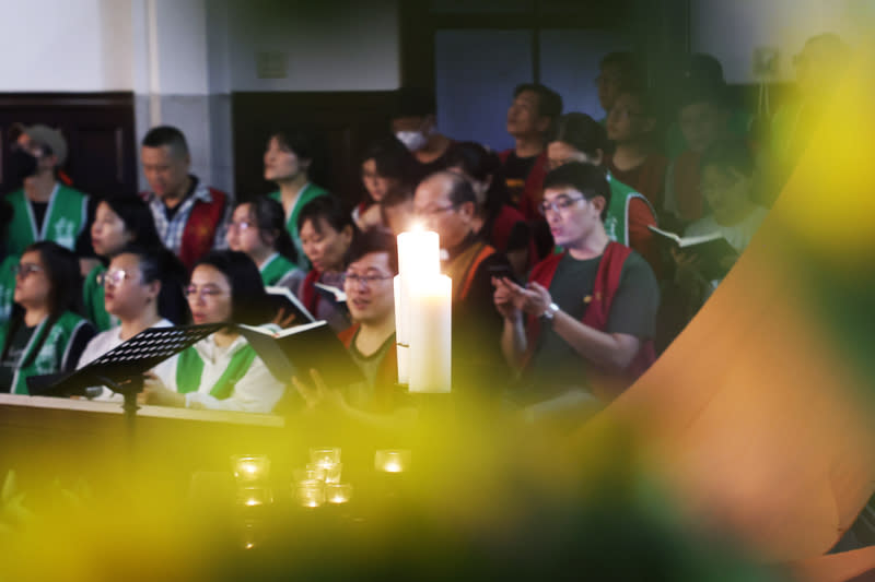 民團抗議國會職權修法　濟南教會辦祈禱會聲援 立法院24日續審國會職權修正法案，全台各地民間團 體發起「我藐視國會」串聯行動，台北濟南教會晚間 也舉辦祈禱會，盼表達人民心聲、以不同的方式聲援 民意。 中央社記者趙世勳攝  113年5月24日 