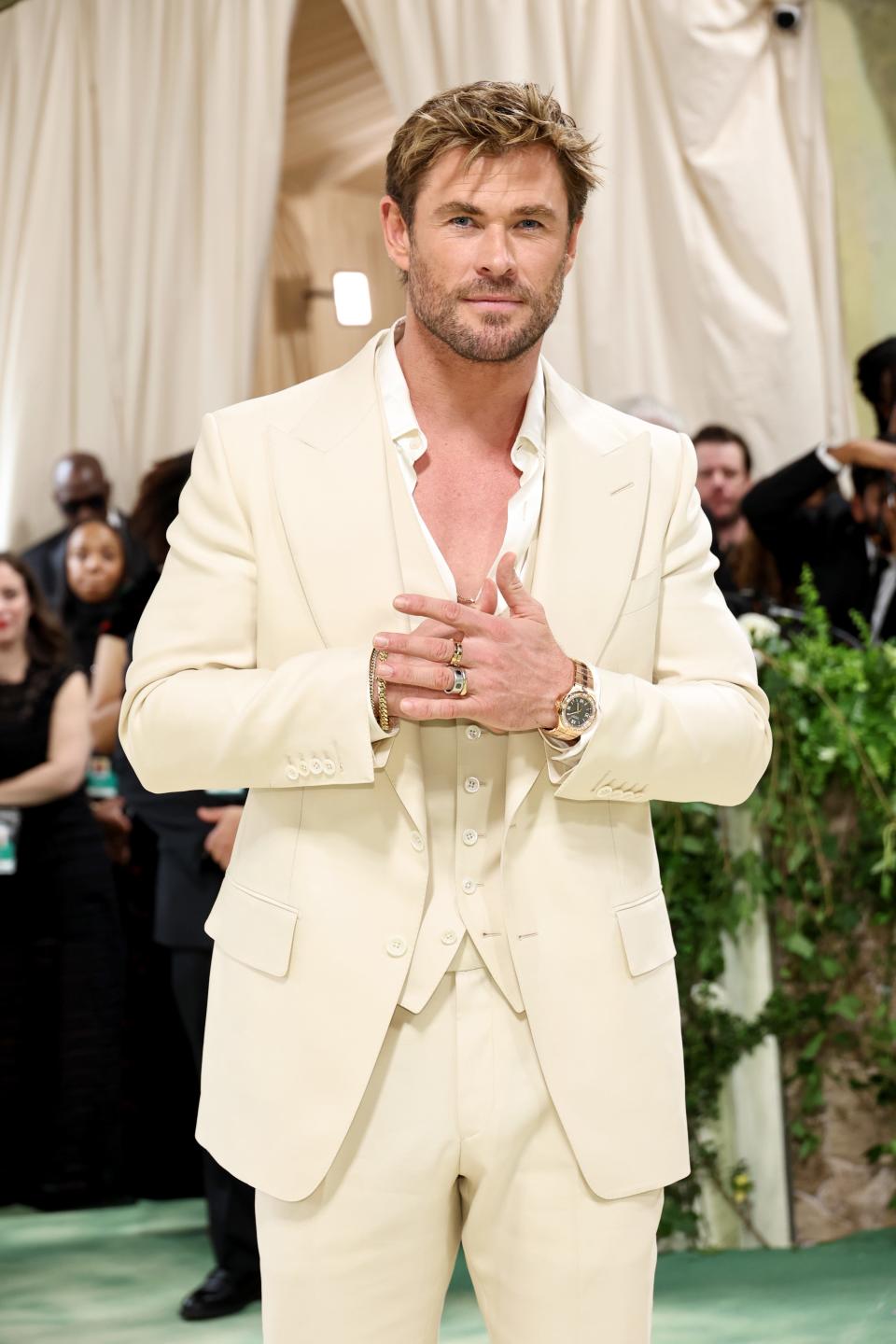 Chris Hemsworth attends the 2024 Met Gala in a simple off-white suit.