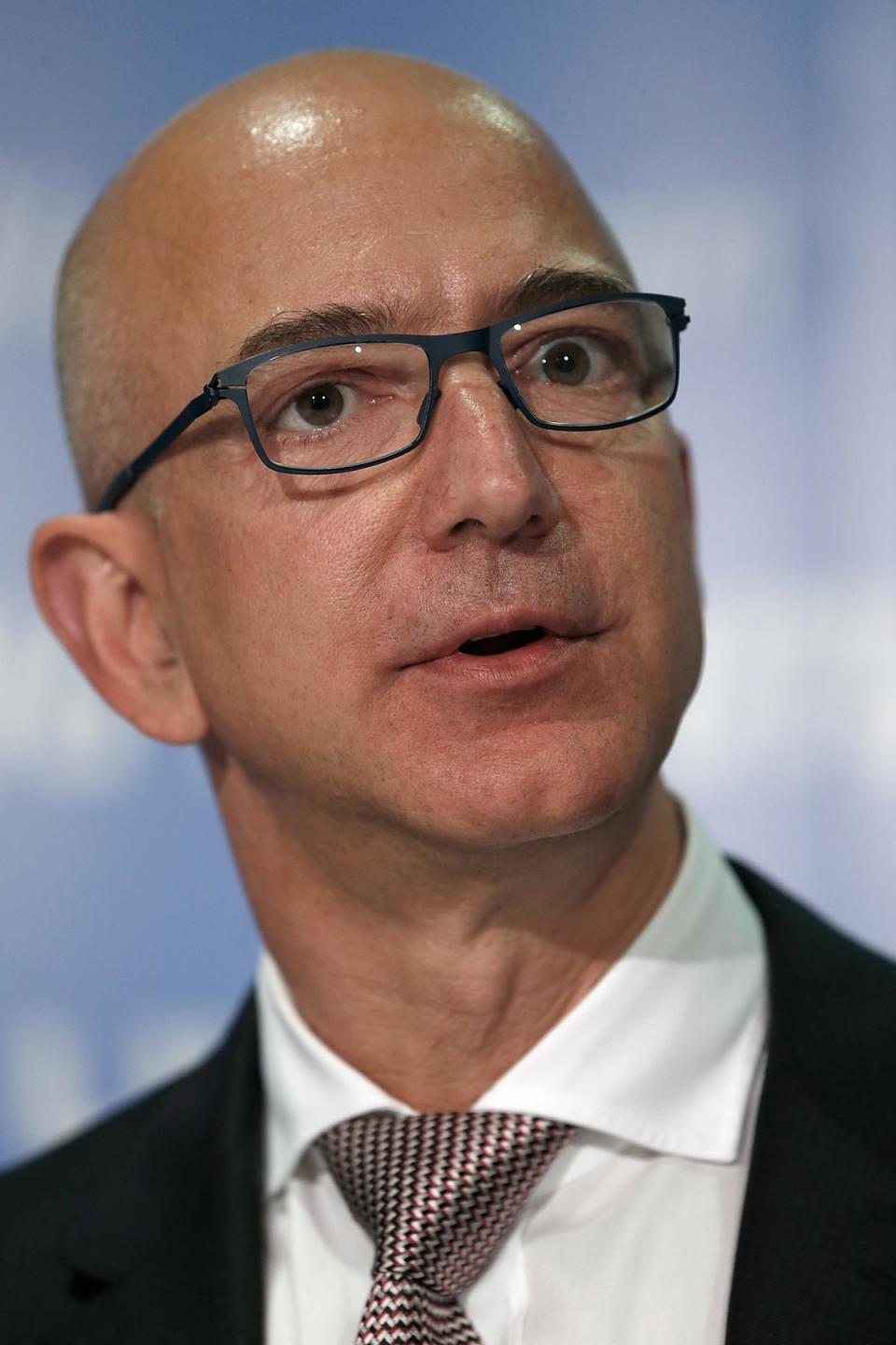 Die Amazon-Aktie erlitt mit gut sieben Prozent einen echten Kursrutsch. Wie viele superreiche Unternehmer besteht bei Bezos ein Großteil des Vermögens aus Aktien. Bezos wird den Verlust aber verkraften können, denn er hat im Jahr 2015 an der Börse allein 30 Milliarden Dollar plus gemacht.