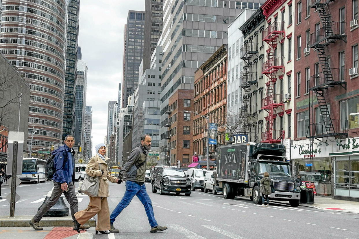 Des piétons traversant la 56e avenue à Manhattan après qu'un séisme a été ressenti vendredi 5 avril 2024.  - Credit:John Minchillo/AP/SIPA