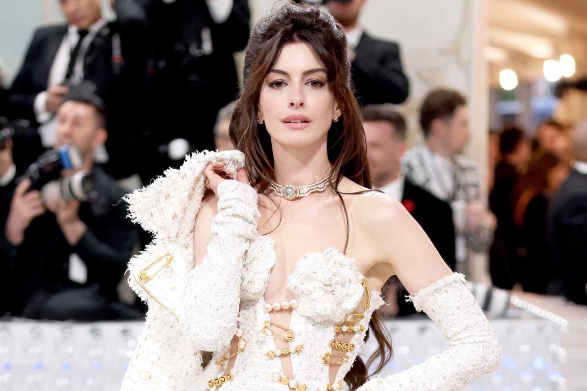 Anne Hathaways Met Gala Versace Gown Is Held Together With Gold Safety Pins — See The Daring Look