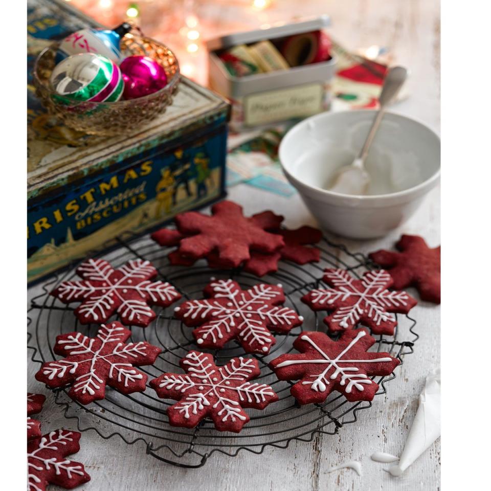 Red velvet Christmas snowflake biscuits - Best homemade Christmas gifts 2022