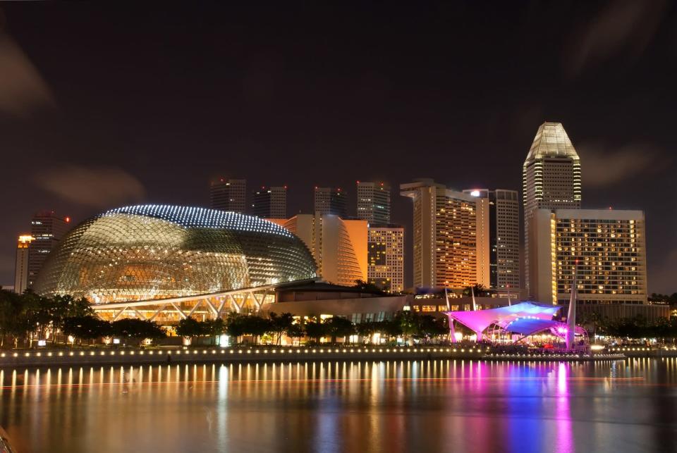 L'Esplanade ("Theatres on the Bay"), à Singapour. En voyant cette forme étrange, piquante, n'y reconnaissez-vous pas un fruit ? Ce bâtiment est inspiré du durian, un des fruits les plus consommés d'Asie. Un goût… particulier, que les non connaisseurs n'apprécient que rarement. Situé sur le front de mer, l'Esplanade héberge plusieurs salles de spectacles.