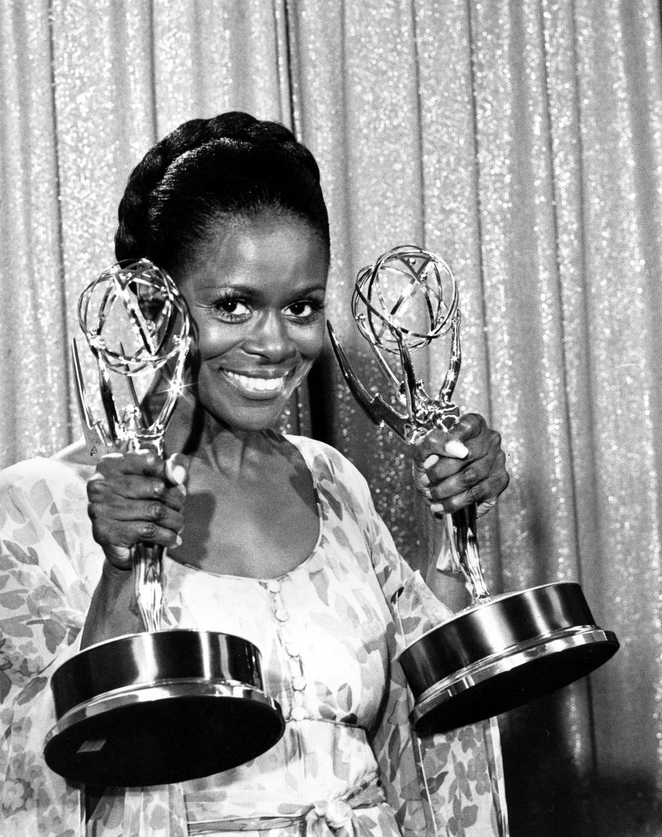 ARCHIVO - Cicely Tyson posa con sus premios Emmy en la ceremonia de los Emmy en Los Angeles, California el 28 de mayo de 1974. Tyson, la actriz negra pionera nominada al Oscar por su papel como la esposa del aparcero en “Sounder”, ganadora de un Tony a los 88 años en 2013, que conmovió al público de la TV en “The Autobiography of Miss Jane Pittman” murió el jueves a los 96 años. (Foto AP, archivo)