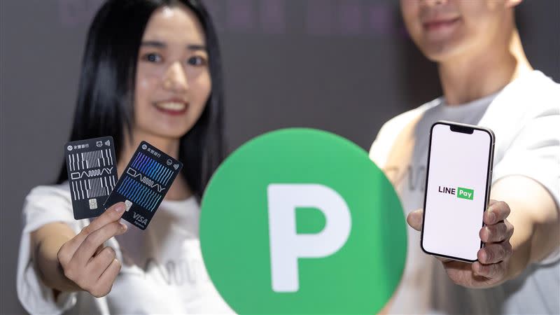 LINE Pay聯手永豐銀行推「永豐DAWAY」LINE POINTS點數回饋卡，國內外消費最高享LINE POINTS 3％回饋無上限。（圖／LINE Pay提供）