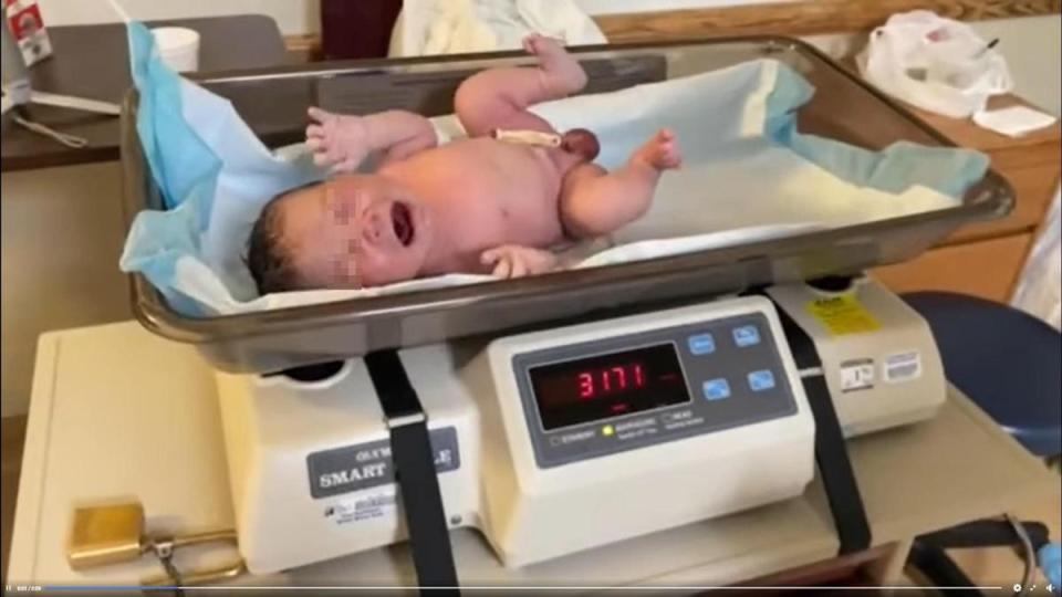 羅百吉臉書放上剛出生的孫子正在量體重的影片。（羅百吉臉書）