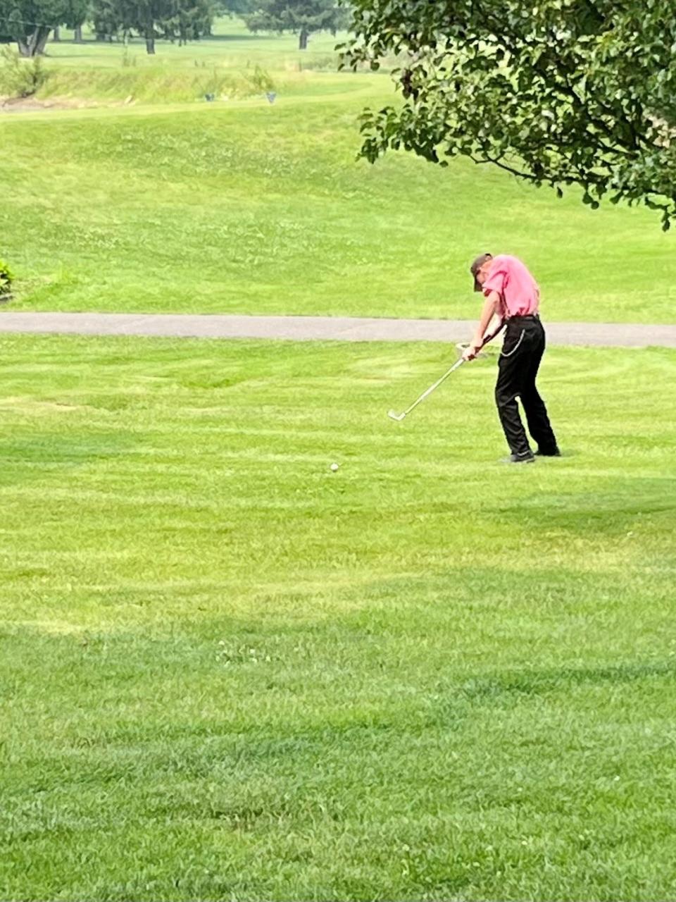 Dillin Smith salta al green 17 en Valley View durante un torneo de Heart of Ohio Junior Golf Association que se llevó a cabo el lunes.