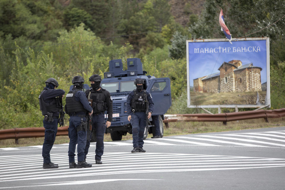 Policías de Kosovo en la carretera cerca del monasterio de Banjska Monastery durante una operación policial en la localidad de Banjska, el lunes 25 de septiembre de 2023. Kosovo guardaba duelo el lunes por el policía albanokosovar asesinado el día anterior por hombres armados serbios que después se atrincheraron en un monasterio ortodoxo en un asedio que agravó las tensiones cuando los dos países, antiguos enemigos de guerra, intentaban normalizar sus relaciones. (AP Foto/Visar Kryeziu)