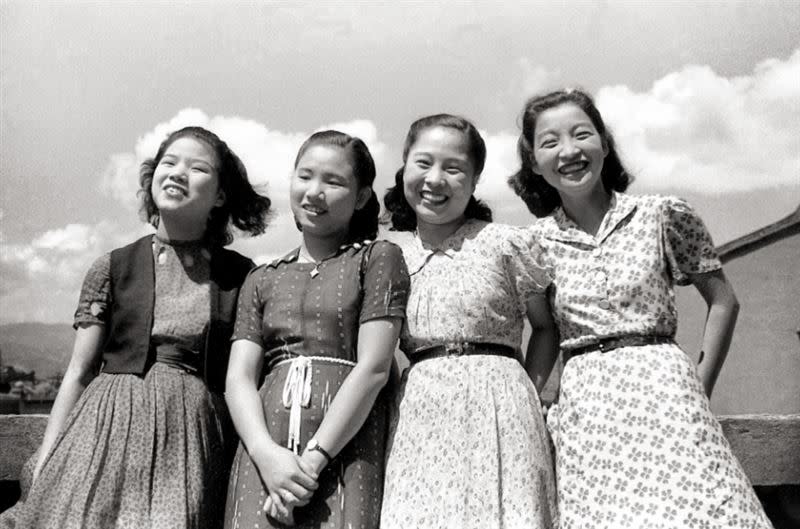 四位正在陽光下台北姐姐們，被李火增補捉到燦笑跟微笑瞬間。（圖／王佐榮、夏門攝影、蒼壁出版提供）