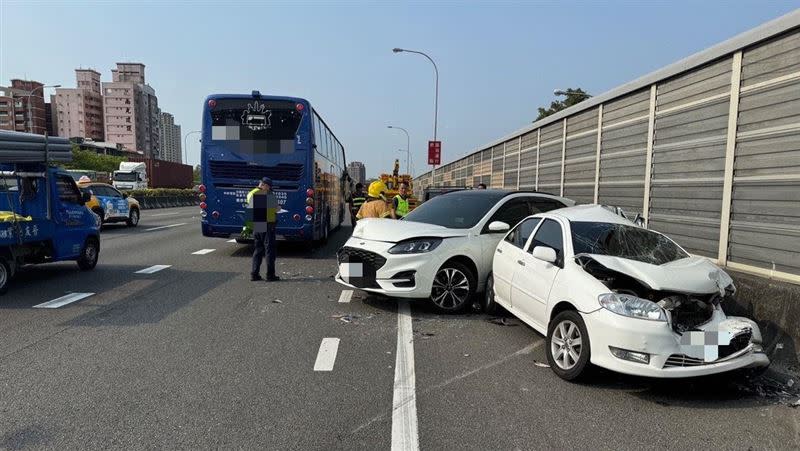 中正交流道北上出口目前因這起車禍回堵。（圖／翻攝畫面）