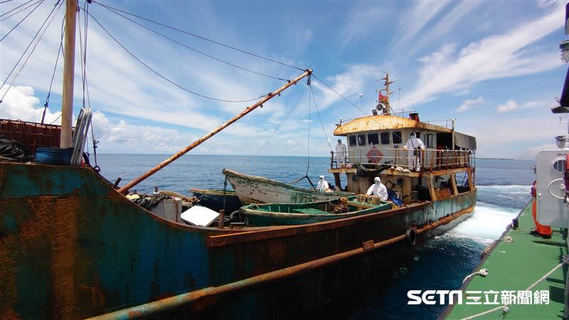 海巡署將中國漁船押回高雄港。（圖／海巡署提供）