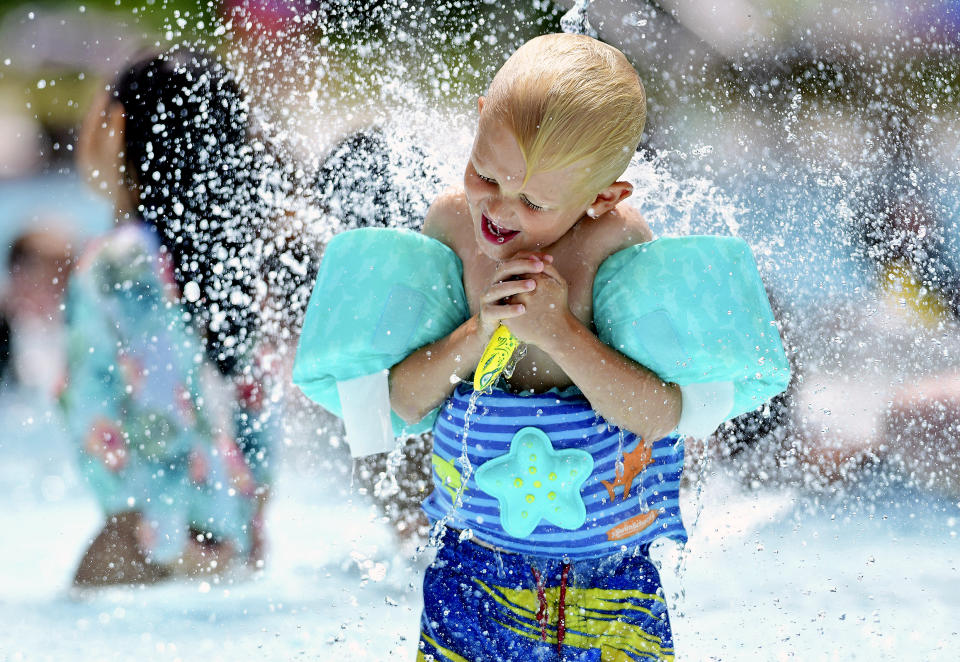 Martedì un ragazzo si rinfresca in una piscina comunitaria a Ebensburg, Pennsylvania.  (Thomas Slusser/The Tribune-Democrat tramite AP)