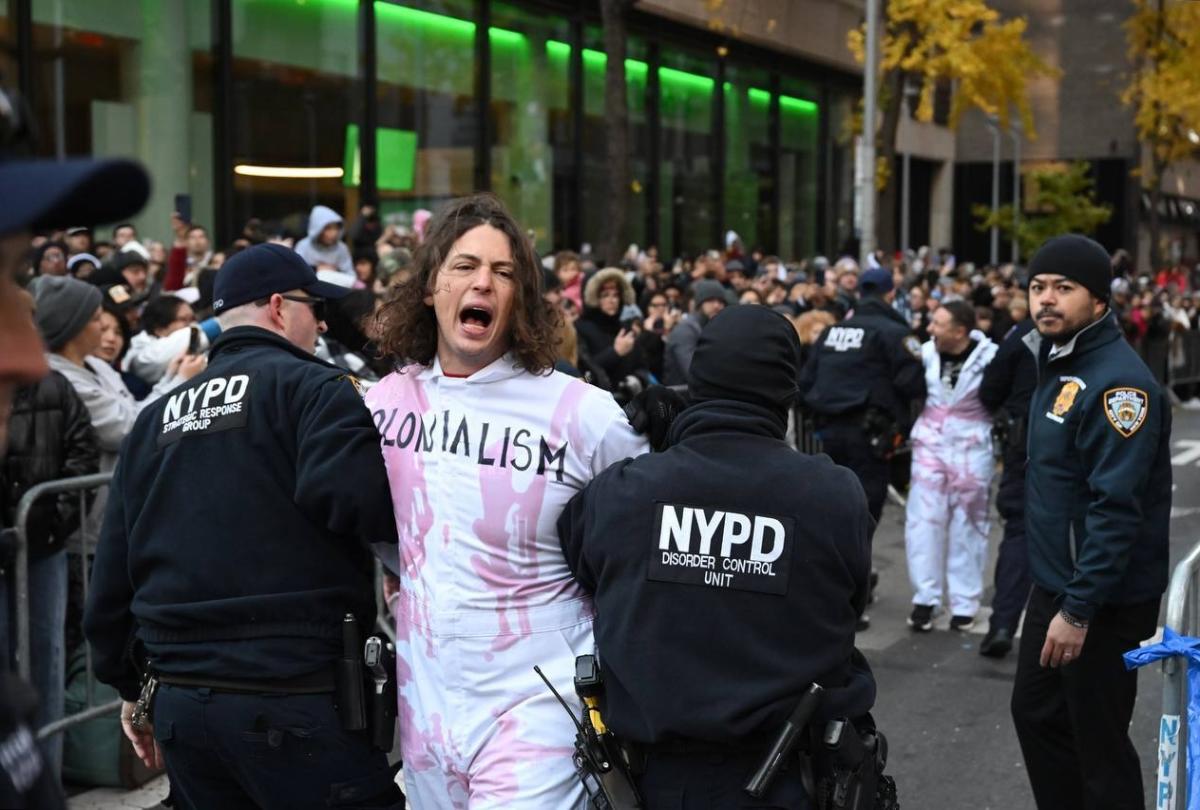 "Free Palestine" protesters demonstrate at Macy's Thanksgiving Day Parade