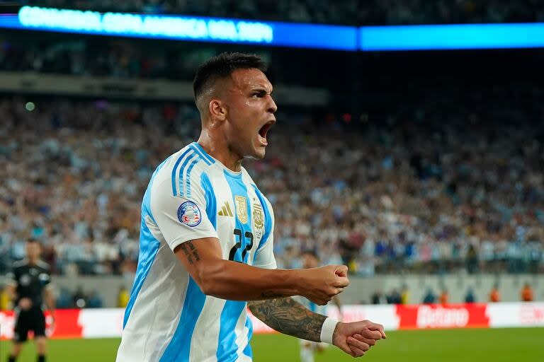 Lautaro Martínez festeja su gol durante el partido que disputaron las selecciones de Chile y Argentina, por la Copa América 2024 en el MetLife Stadium, New Jersey