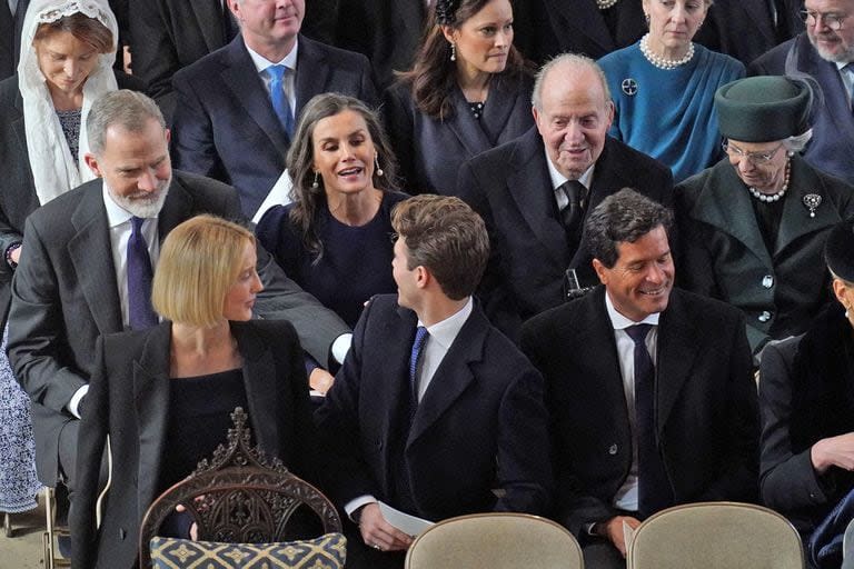 El rey de España Felipe VI (atrás, a la izquierda), la reina Letizia de España, el rey de España Juan Carlos y la princesa Benedikte de Dinamarca, junto a la princesa Olimpia de Grecia, el príncipe Aquiles de Grecia, Carlos Morales y la princesa Tatiana de Grecia 