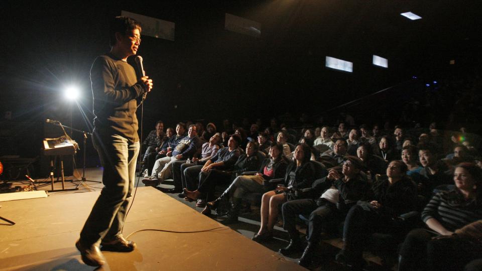 2010年12月3日，華裔喜劇演員黃西（Joe Wong）在美國某獨立劇院表演。