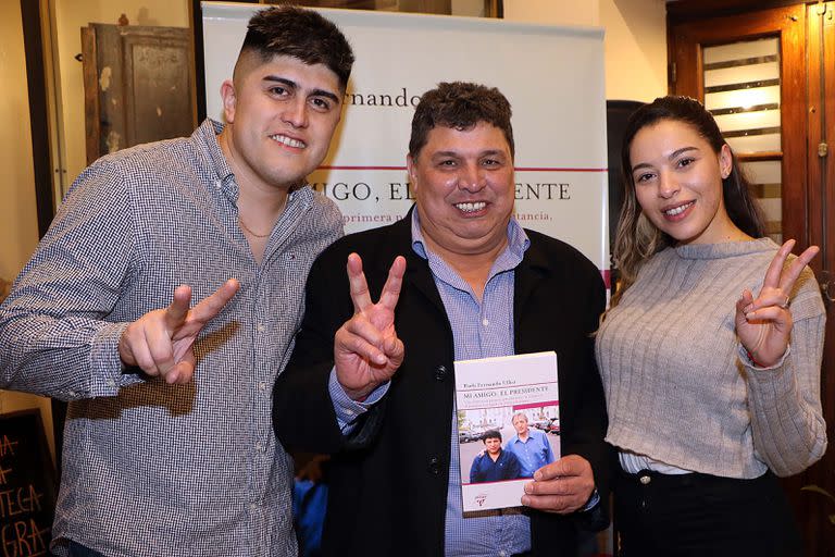 Rudy Ulloa junto a su sobrino Fernando Oyarzo y su pareja en la presentación del del libro "Mi amigo, el Presidente".