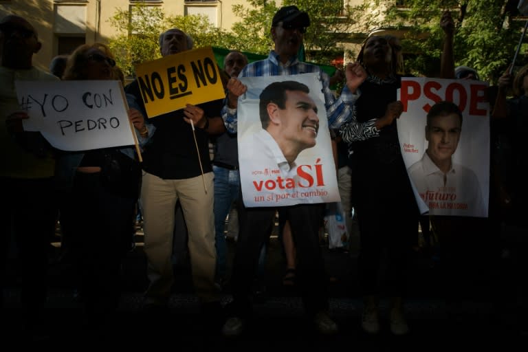 Supporters of Spanish Socialist Party (PSOE) leader Pedro Sanchez gather outside the PSOE headquarters in Madrid during the celebration of an extraordinary meeting of the PSOE Federal Committee, on October 1, 2016
