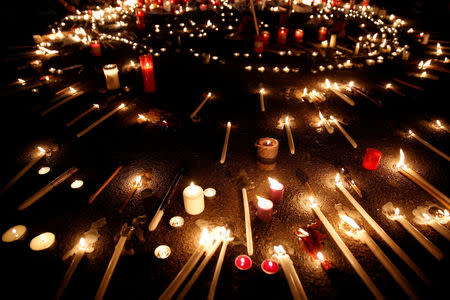 People light candles outside the parliament building to commemorate the victims of a wildfire that left at least 91 dead, in Athens, Greece, July 30, 2018. REUTERS/Costas Baltas