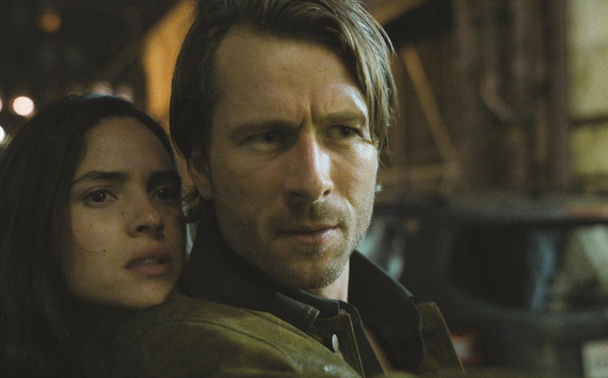 Adria Arjona and Glen Powell in Hit Man