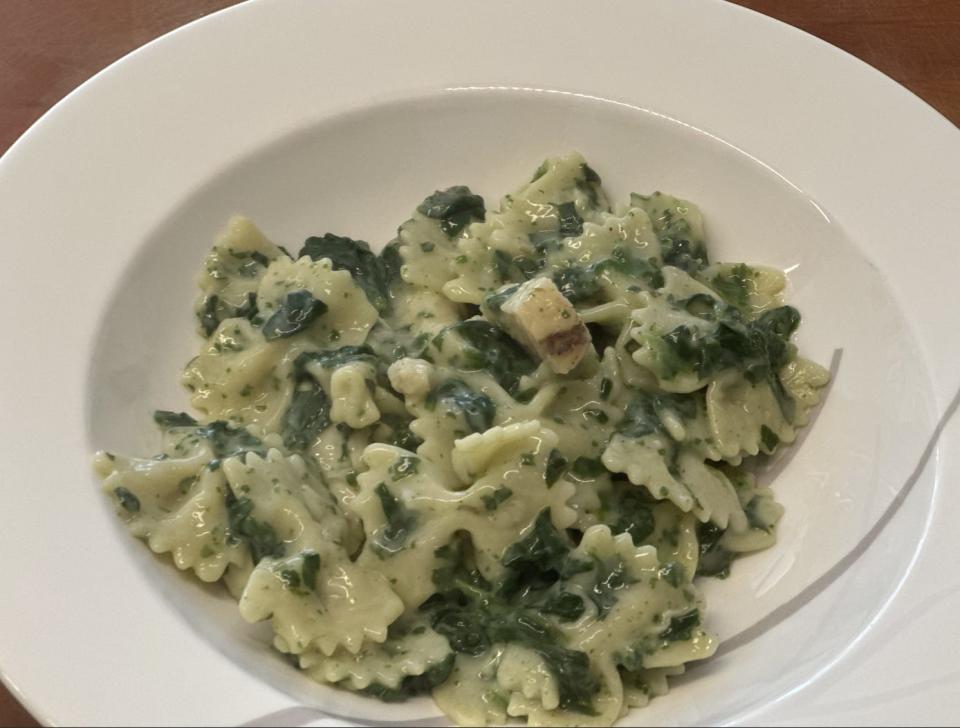 spinach and chicken farfalle in bowl