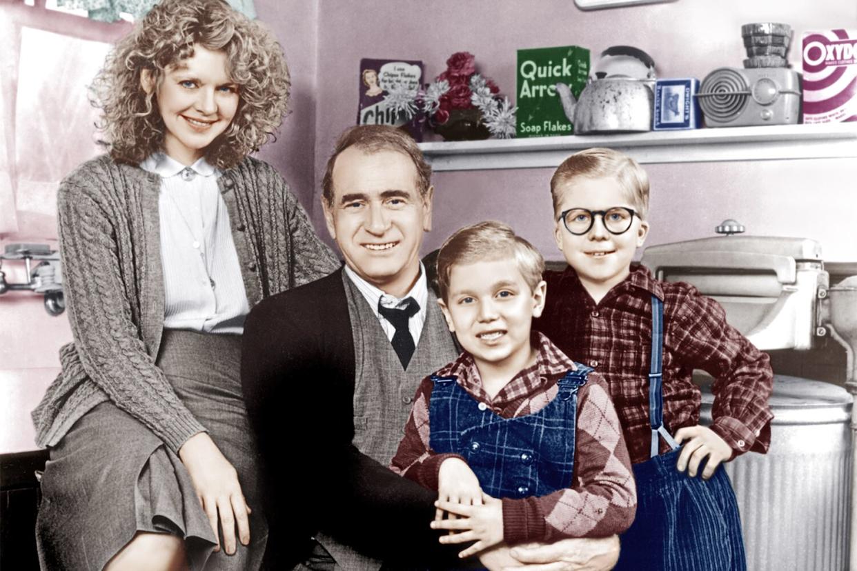 A CHRISTMAS STORY, from left: Melinda Dillon, Darren McGavin, Ian Petrella, Peter Billingsley, 1983. ©MGM/courtesy Everett Collection